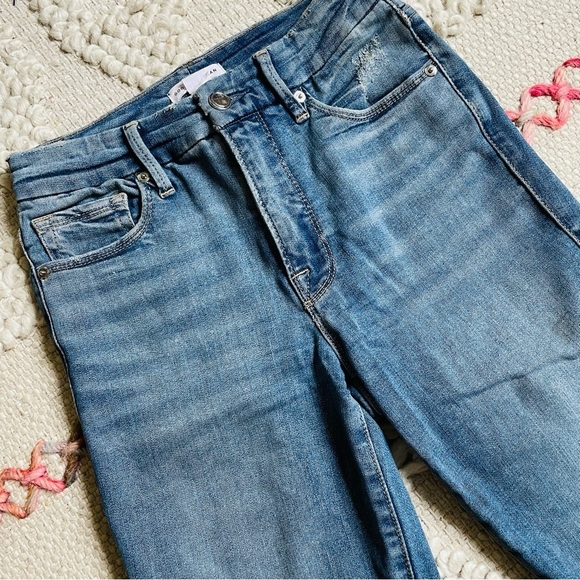 Good American Good Legs Crop Distressed Jean - Picture 8 of 10
